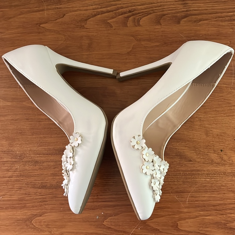 LC Lauren Conrad White Floral Women's Shoes - Picture 3 of 5